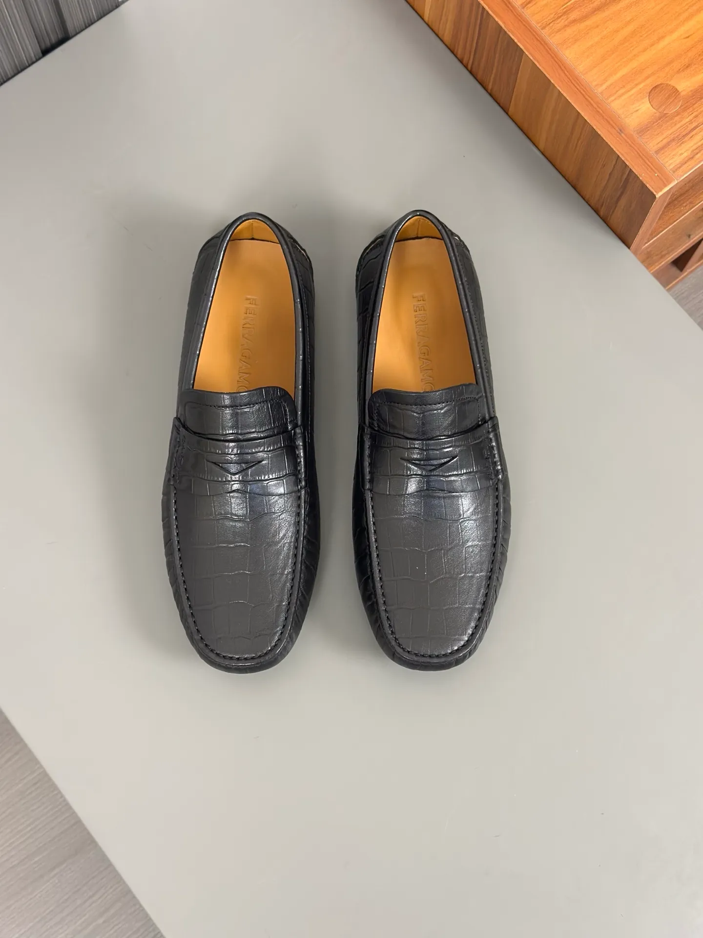 Batch 840, original order quality, new counter model, Ferragamo handmade men's driving shoes, bean shoes, slip-on shoes, lazy shoes, exquisite hand-stitching, workmanship details comparable to counters, original rubber outsole, imported cowhide from Italy, pressed water corrugated water-dyed cowhide lining, 39-44 large quantities in stock (38, 45 custom-made, non-refundable)